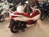 motorcykel scooter med hvid hjelm