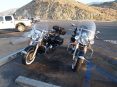 To motorcykler foran klippe